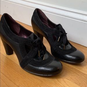 Clark’s Indigo brand vintage style pumps